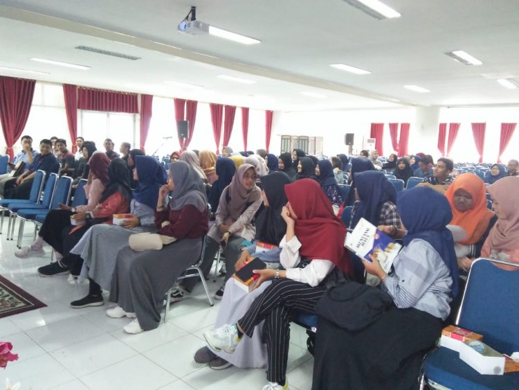 Mahasiswa Baru terima Sosialiasasi Perpustakaan dari Unand di Perpustakaan Lantai Lima, pada Sabtu (31/08/2019). (Foto : Linda)