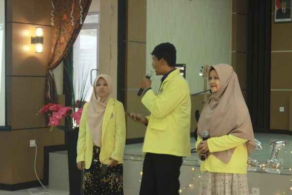 Tim asal Universitas Negeri Padang terlihat sedang mempresentasikan power point di PCC pada Sabtu (29/2/2020). (Foto : panitia)