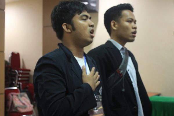 Peserta asal Institut Tazkia Bogor terlihat menghayati lagu Indonesia Raya di PCC pada Jumat (28/2/2020). (Foto : Tiwi Veronika)