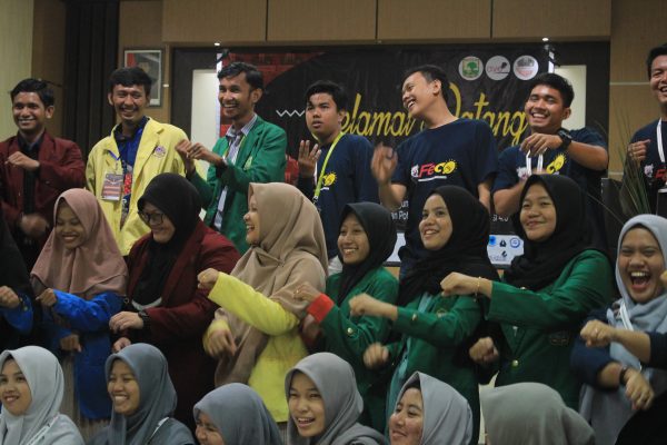 Para peserta dan panitia sedang bermain tik tok setelah penutupan acara di PCC pada Sabtu (29/2/2020). (Foto : Tiwi Veronika)