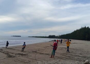Tampak beberapa nelayan sedang menarik jala, dan pengunjung tengah mengambil foto di Pantai Tan Sridano, Senin (21/12/2020). (Genta Andalas/Fauzan Fajari)