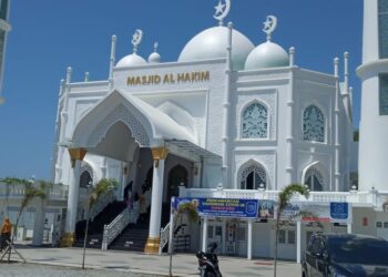 Menikmati Pemandangan Laut di Masjid Bergaya Taj Mahal di Kota Padang