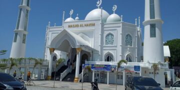 Tampak depan Masjid Al-Hakim, Padang, Minggu (21/2/2021). (Genta Andalas/Efi Fadhillah)