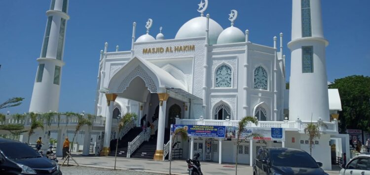 Tampak depan Masjid Al-Hakim, Padang, Minggu (21/2/2021). (Genta Andalas/Efi Fadhillah)