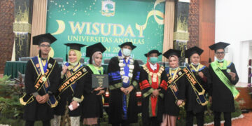 sesi foto bersama wisudawan dengan Rektor dan WR III, Conventional Hall, Sabtu (27/2/2021)