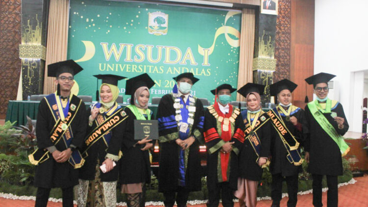 sesi foto bersama wisudawan dengan Rektor dan WR III, Conventional Hall, Sabtu (27/2/2021)