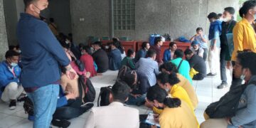 Delegasi Munas Bem SI yang tidak bisa masuk ke Gedung Auditorium Universitas Andalas, Selasa (30/3/2021). (Genta Andalas/Geliz Luh Titisari)