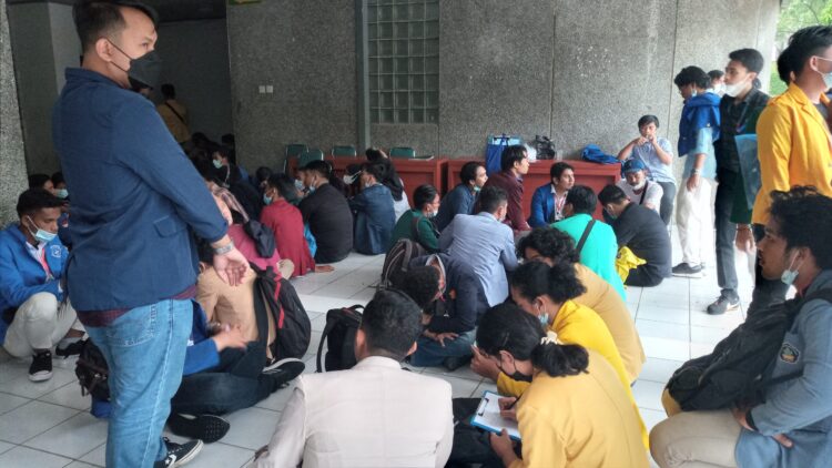 Delegasi Munas Bem SI yang tidak bisa masuk ke Gedung Auditorium Universitas Andalas, Selasa (30/3/2021). (Genta Andalas/Geliz Luh Titisari)