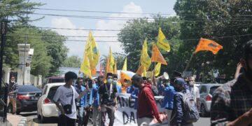 Massa berjalan menuju Kantor Gubernur Sumbar, Senin (1/3/2021). (Genta Andalas/Geliz Luh Titisari)