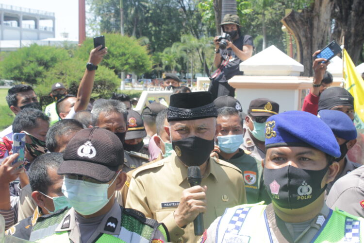 Gubernur Sumbar Mahyeldi menjawab pertanyaan orator di depan Kantor Gubernur Sumbar, Senin (1/3/2021).  (Genta Andalas/Geliz Luh Titisari)