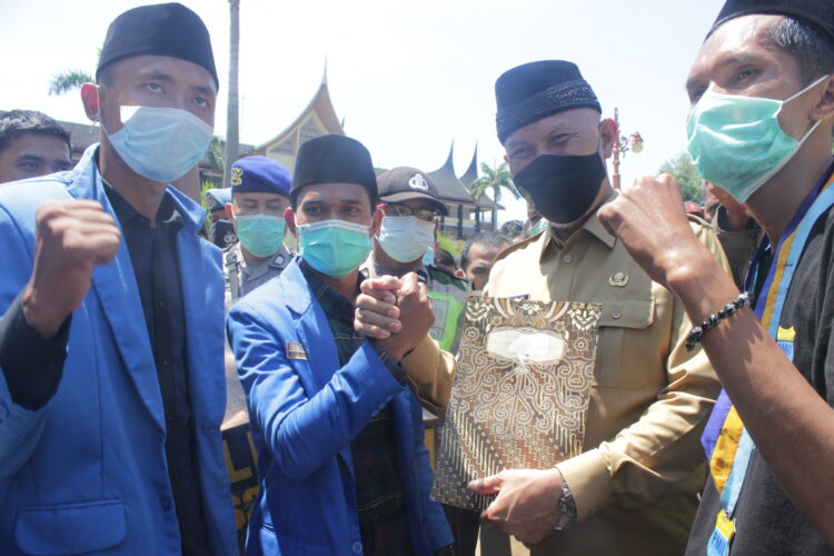 PKC PMII Sumbar Lakukan Aksi di Kantor Gubernur Sumbar