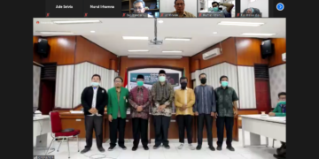 Sesi foto bersama Rektor, Wakil Rektor, Pembina UKM PIKA, dan lainnya dalam acara pembukaan MTQM via Zoom, Senin (1/3/2021) (Genta Andalas/Ade Selvia)
