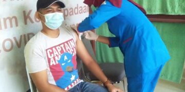 Petugas medis RS Unand tengah menyuntikan vaksin Sinovac kepada penerima vaksin, Senin (54/2021) (Genta Andalas/Afdal)