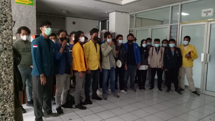 Pernyataan sikap aliansi BEM wilayah Jawa Tengah-DIY saat memutuskan Walk Out dari ruang sidang Munas BEM SI di gedung Auditorium Unand, Rabu (31/3/2021). (Genta Andalas/Geliz Luh Titisari)