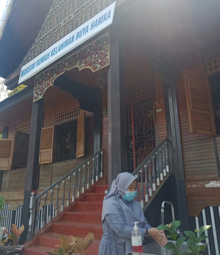 Seorang pengunjung sedang mencuci tangan sebelum memasuki Museum Kelahiran Buya Hamka, Selasa (14/4/2021). (Genta Andalas/Suhada Tri Marneli)