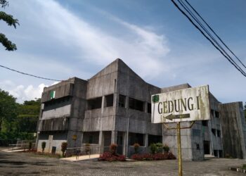 Salah satu gedung kuliah bersama yang tetap dijaga kebersihannya selama kuliah daring, Jumat (7/5/2021). (Genta Andalas/Dian Mardhiyyah)