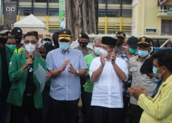 Gelar Aksi Hari Buruh Internasional, Massa Bacakan Tuntutan Kepada Kepala Disnakertrans Sumbar