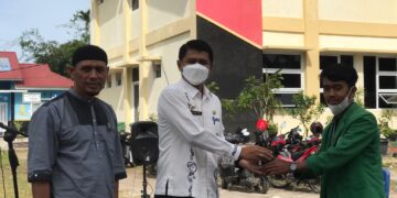 Penyerahan bibit tanaman oleh mahasiswa KKN Unand kepada Nagari Magek di Kantor Camat Magek pada Jumat(16/7/20221). (Genta Andalas/Dok.Pribadi)
