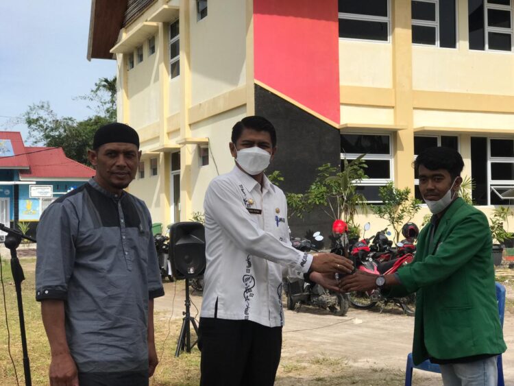Penyerahan bibit tanaman oleh mahasiswa KKN Unand kepada Nagari Magek di Kantor Camat Magek pada Jumat(16/7/20221). (Genta Andalas/Dok.Pribadi)