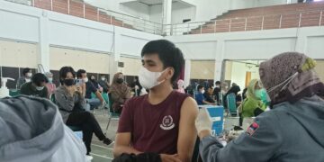 Pelaksanaan vaksinasi yang dilakukan di Auditorium Universitas Andalas, Padang, Kamis (15/7/2021). (Genta Andalas/Riski Wahyudi)