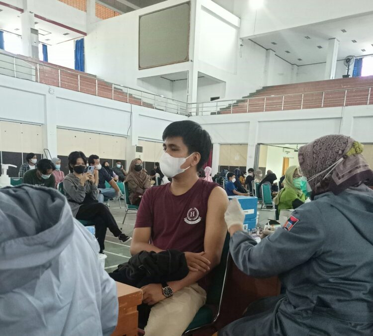 Pelaksanaan vaksinasi yang dilakukan di Auditorium Universitas Andalas, Padang, Kamis (15/7/2021). (Genta Andalas/Riski Wahyudi)