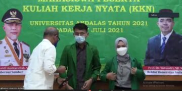 Pemasangan almamater secara simbolik kepada perwakilan mahasiswa kkn 2021 oleh kepala UPT KKN Unand. (07/07/2021).