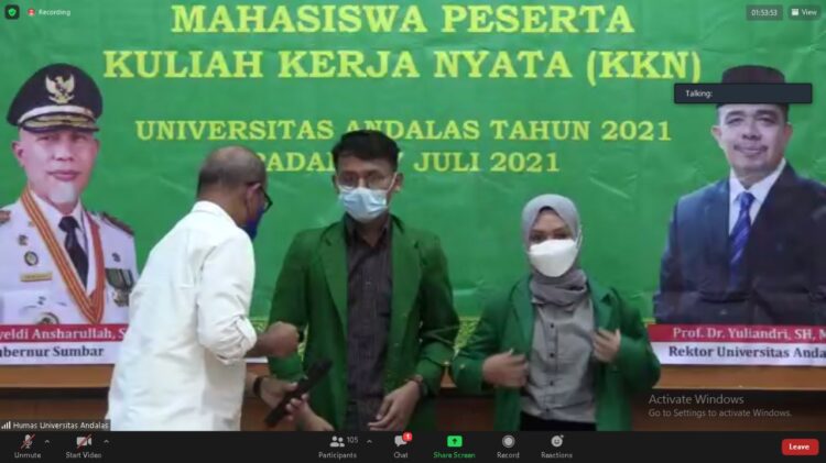 Pemasangan almamater secara simbolik kepada perwakilan mahasiswa kkn 2021 oleh kepala UPT KKN Unand. (07/07/2021).