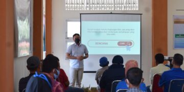 Mahasiswa KKN Unand Pasia Nan Tigo sedang melakukan presentasi tentang pelatihan kebencanaan, Padang, Sabtu (14/8/2021). (Genta Andalas/dok. Pribadi)