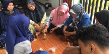 Proses pembuatam sabun dari minyak bekas bersama ibu-ibu di Kampung Padang Tae (Kamis, 12 Agustus 2021) (Genta Andalas/dokumen pribadi)