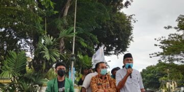 Aksi Hari Tani Nasional tidak dihadiri oleh Gubernur dan Wakil Gubernur Sumbar, tapi hanya dihadiri oleh perwakilan dari Kantor Gubernur Sumbar pada Jumat (24/9/2021). (Genta Andalas/ Ade Selvi)