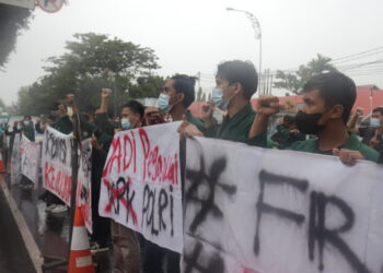 (Aksi damai save KPK oleh Keluarga Mahasiswa Unand pada Rabu, (29/9/2021) di Kantor Gubernur Sumatera Barat).