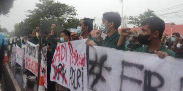(Aksi damai save KPK oleh Keluarga Mahasiswa Unand pada Rabu, (29/9/2021) di Kantor Gubernur Sumatera Barat).