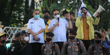 Kepala Dinas Kominfo Sumbar Jasman Rizal menemui massa aksi Evaluasi Penanggulangan Covid-19 Sumatra Barat di depan Kantor Gubernur Sumbar, Rabu (15/9/2021).