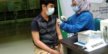 Pelaksanaan vaksinasi massal di Rumah Sakit Universitas Andalas. (Genta Andalas/Afdal Hasan)