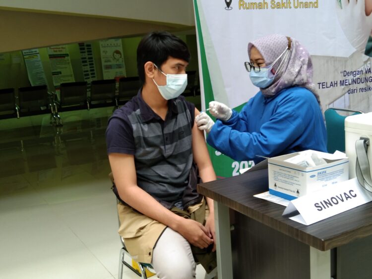 Pelaksanaan vaksinasi massal di Rumah Sakit Universitas Andalas. (Genta Andalas/Afdal Hasan)