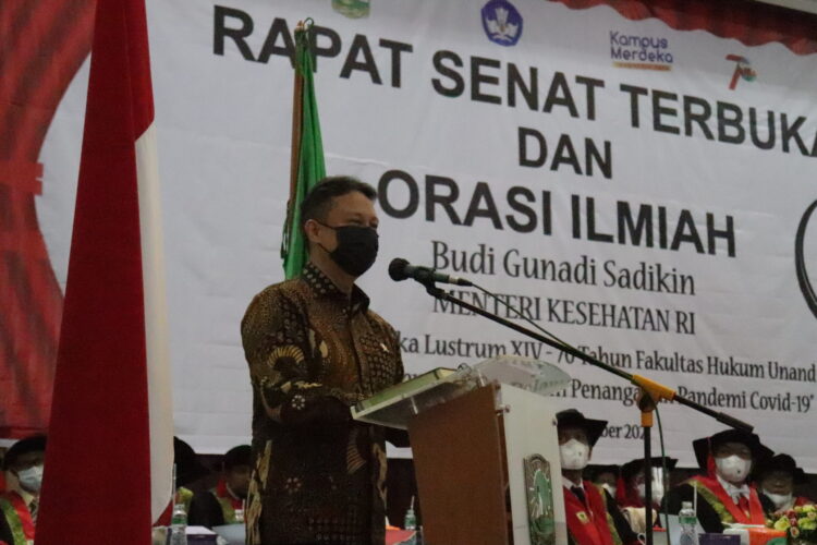 Budi memaparkan Orasi Ilmiah yang berjudul “Kebijakan Pemerintah dalam penanganan pandemi covid-19” di depan para Undangan.Foto: Geliz Luh Titisari