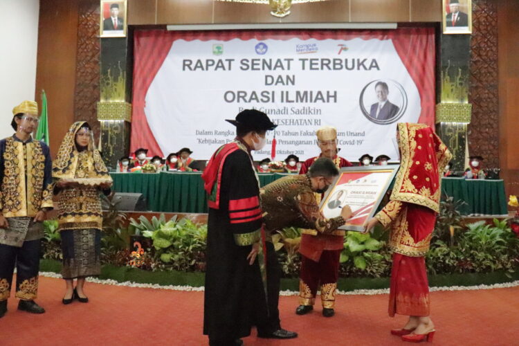 Penandatanganan oleh Menteri kesehatan dalam rangka peluncuran 40 artikel karya dosen Fakultas Hukum Unand. Foto: Geliz Luh Titisari