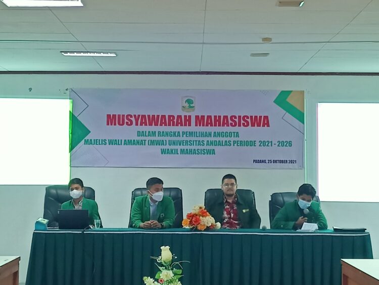 Sesi tanya jawab calon MWA perwakilan mahasiswa di Auditorium Universitas Andalas, Senin (25/10/2021). (Genta Andalas/Riski Wahyudi)