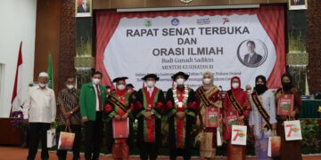 Pemberian penghargaan kepada dosen dan mahasiswa berprestasi oleh Dekan dan Wakil Dekan FH, Selasa (12/10/2021). (Genta Andalas/ Geliz Luh Titisari)