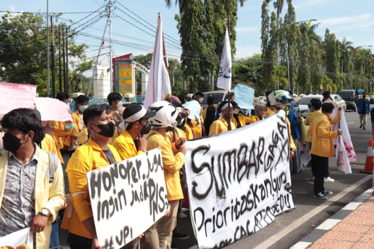 Barisan mahasiswa Aliansi BEM SB menuntut kesejahteraan guru honorer dalam peringatan Hari Guru Nasional pada Kamis, (25/11/2021) (Genta Andalas/ Rizki Wahyudi)