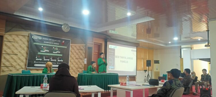 Para Capresma-Cawapresma serta CaDPM sedang menyampaikan visi dan misi dalam Kampanye Akbar di Gedung Seminar PKM lantai 1 pada Kamis, (25/11/2021). (Genta Andalas/ Rizki Wahyudi)