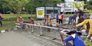 Para pekerja sedang melakukan perbaikan jalan Universitas Andalas, Selasa (26/10/2021). (Genta Andalas/ M Bimo Setiawan Perdana Wilan)