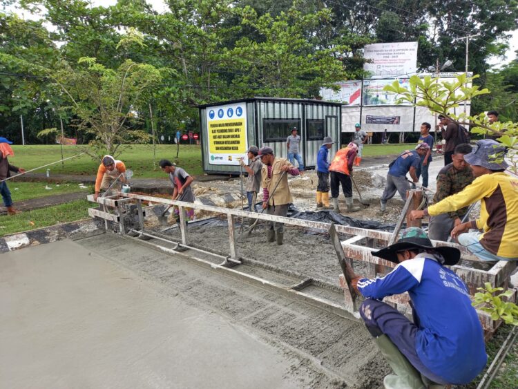 Para pekerja sedang melakukan perbaikan jalan Universitas Andalas, Selasa (26/10/2021). (Genta Andalas/ M Bimo Setiawan Perdana Wilan)