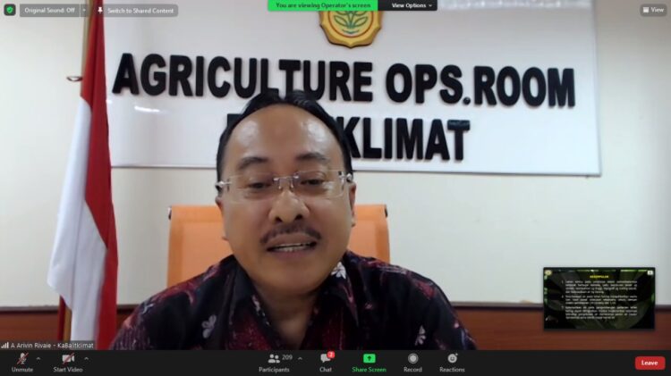 Arivin Rivaie sedang menjadi narasumber dalam Webinar Nasional Pernas Fokushimiti XVII Universitas Andalas, Senin (8/11/21). (Genta Andalas/ Nando Ferdiansyah)