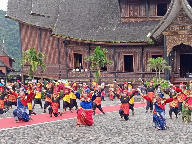 Foto: Penampilan tari piring dalam rangka pemecahan rekor muri di halaman Istana Basa Pagaruyung, Sabtu (13/11/2021). (Genta Andalas/Icha Putri)