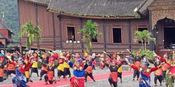 Foto: Penampilan tari piring dalam rangka pemecahan rekor muri di halaman Istana Basa Pagaruyung, Sabtu (13/11/2021). (Genta Andalas/Icha Putri)