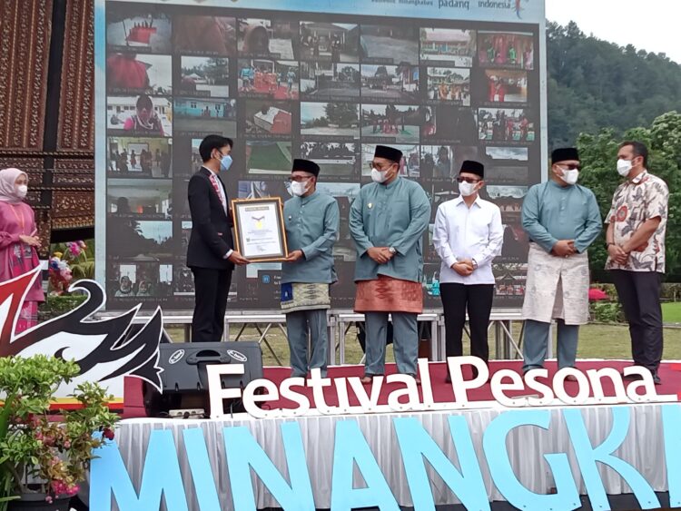 Penyerahan piagam rekor muri kepada Bupati Tanah Datar di halaman Istana Basa Pagaruyung, Sabtu (13/11/2021). (Genta Andalas/Icha Putri)