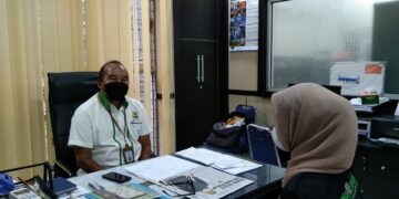 Kepala Bagian Kemahasiswaan Yusdial saat diwawancarai Genta Andalas di Gedung PKM lt 2 pada Senin (1/10/2021). (Genta Andalas/Dian Mardhiyyah)