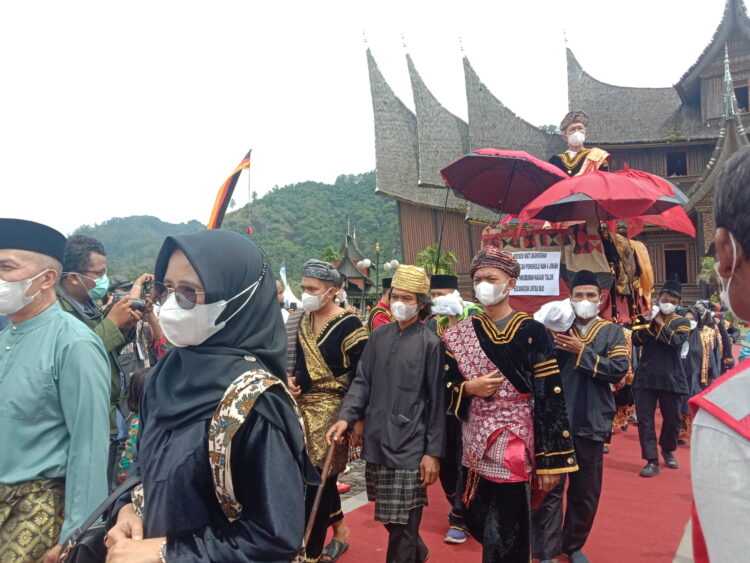 Rombongan peserta pawai autentik dengan tema prosesi mati baghoghai dari Kecamatan Lintau Buo di halaman Istana Basa Pagaruyung, Sabtu (13/11/2021). (Genta Andalas/Dian Fitri Yova)