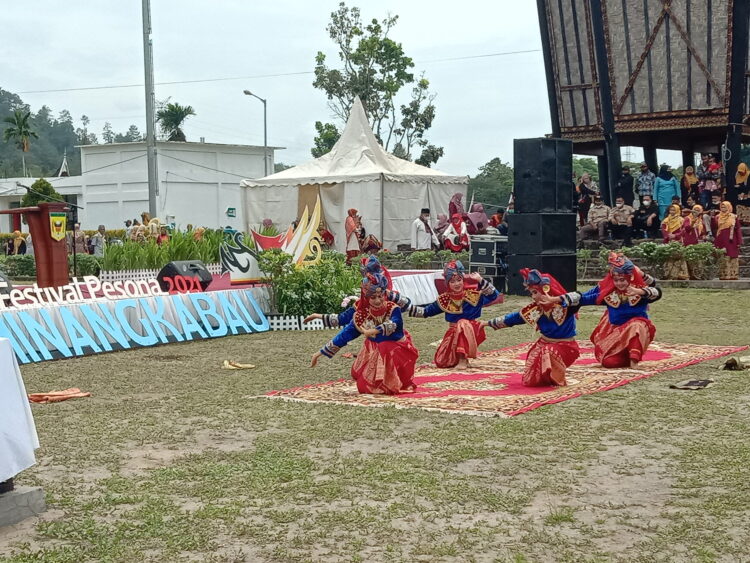 Penampilan tari gadih mananun dari sanggar tari sari bunian dalam pembukaan festival pesona Minangkabau di Istana Basa Pagaruyung, Sabtu (13/11/2021). (Genta Andalas/Dian Fitri Yova)